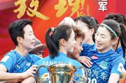 女足比赛全情投入，互不相让
